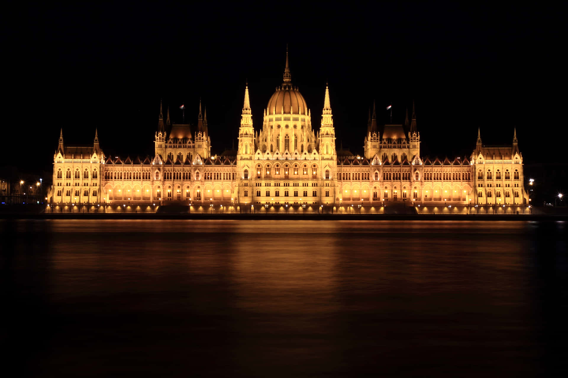 Edificiosdel Parlamento Húngaro Iluminados Fondo de pantalla