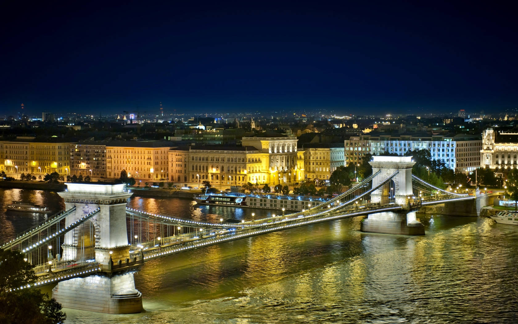 Den Ungarnske Széchenyi Chain Bridge over Danube Flod Sceneriet opsmykning Tapet. Wallpaper