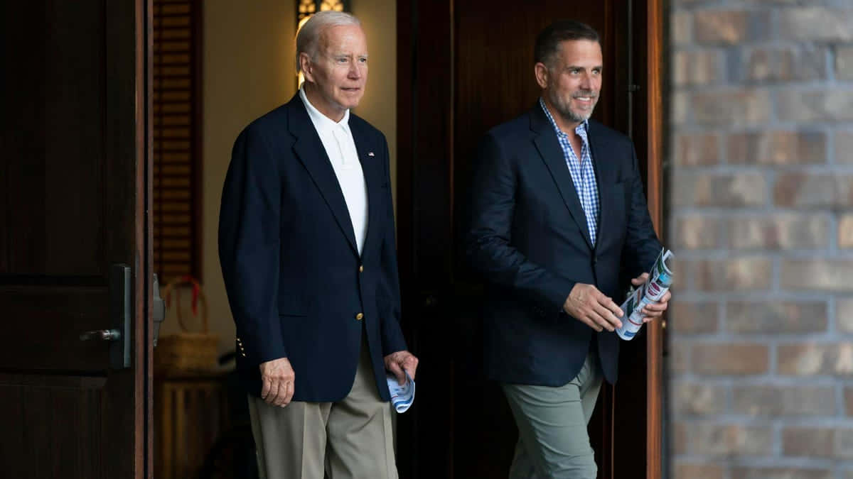 Imagende Hunter Biden Caminando Con Joe Biden