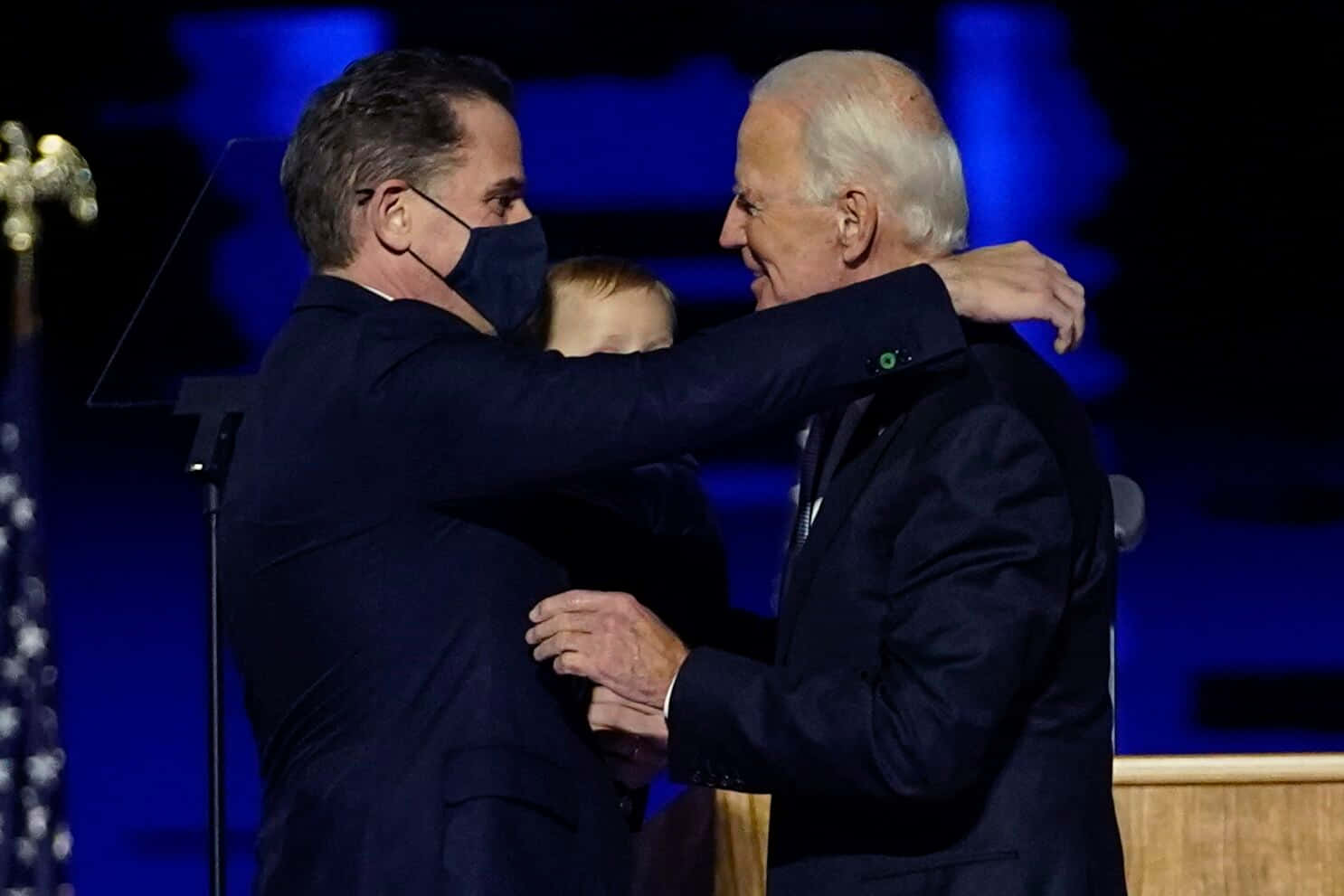 Hunterbiden Abbraccia L'immagine Di Joe Biden
