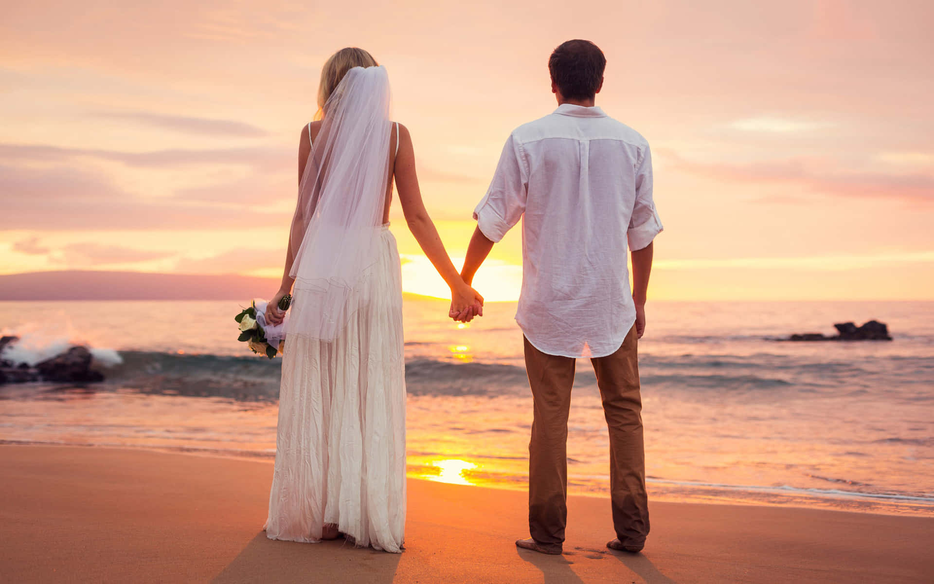Casamentoao Pôr Do Sol Na Praia Entre Marido E Mulher. Papel de Parede