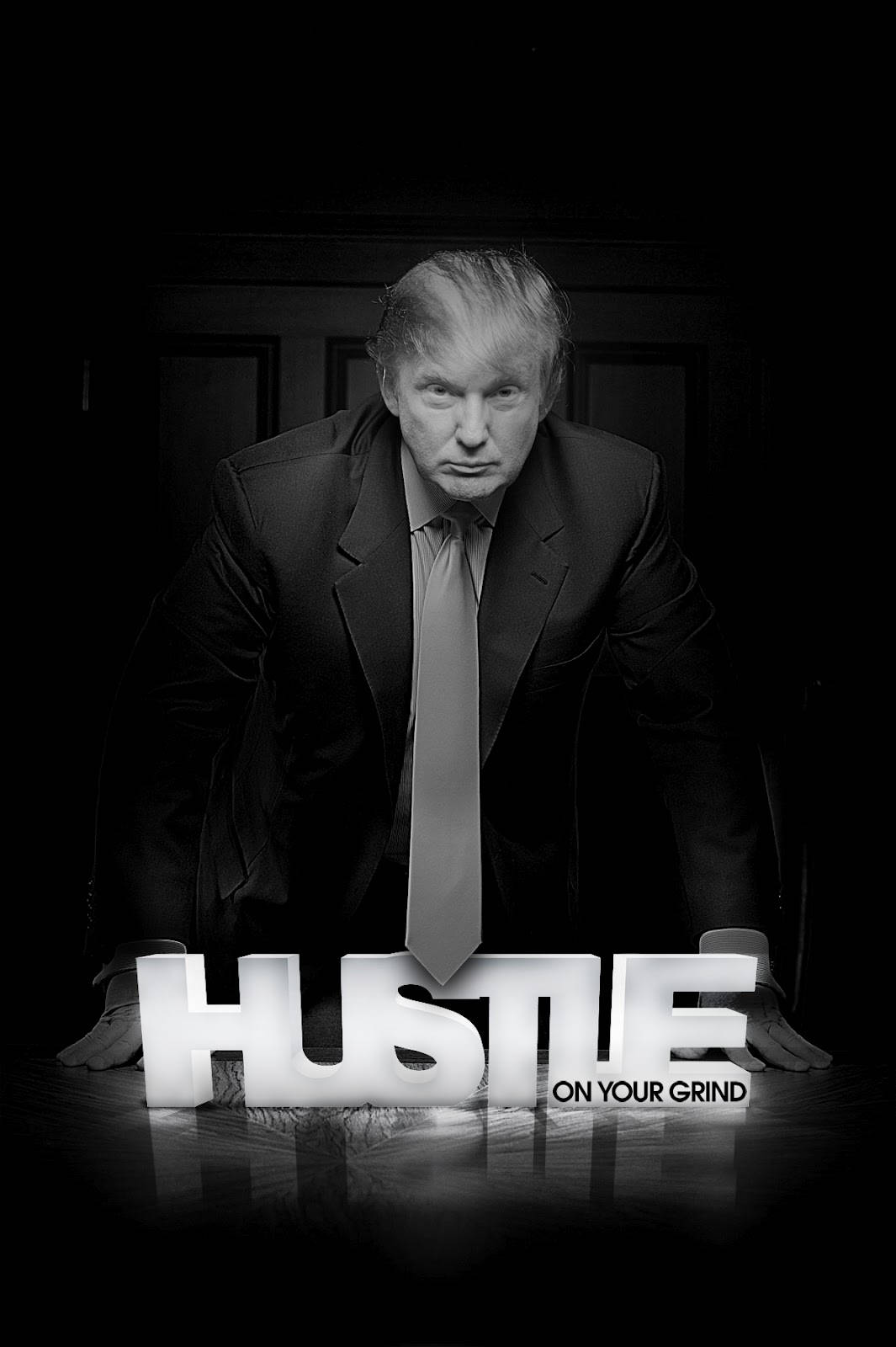 En mand i jakkesæt står foran et skilt, der siger Hustle. Wallpaper