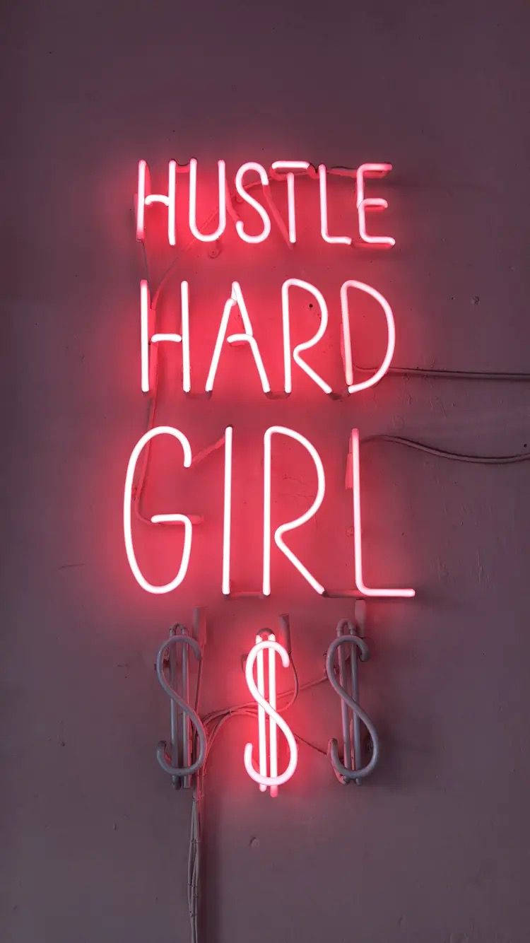 En neon skilt der siger hustle hårdt pige. Wallpaper
