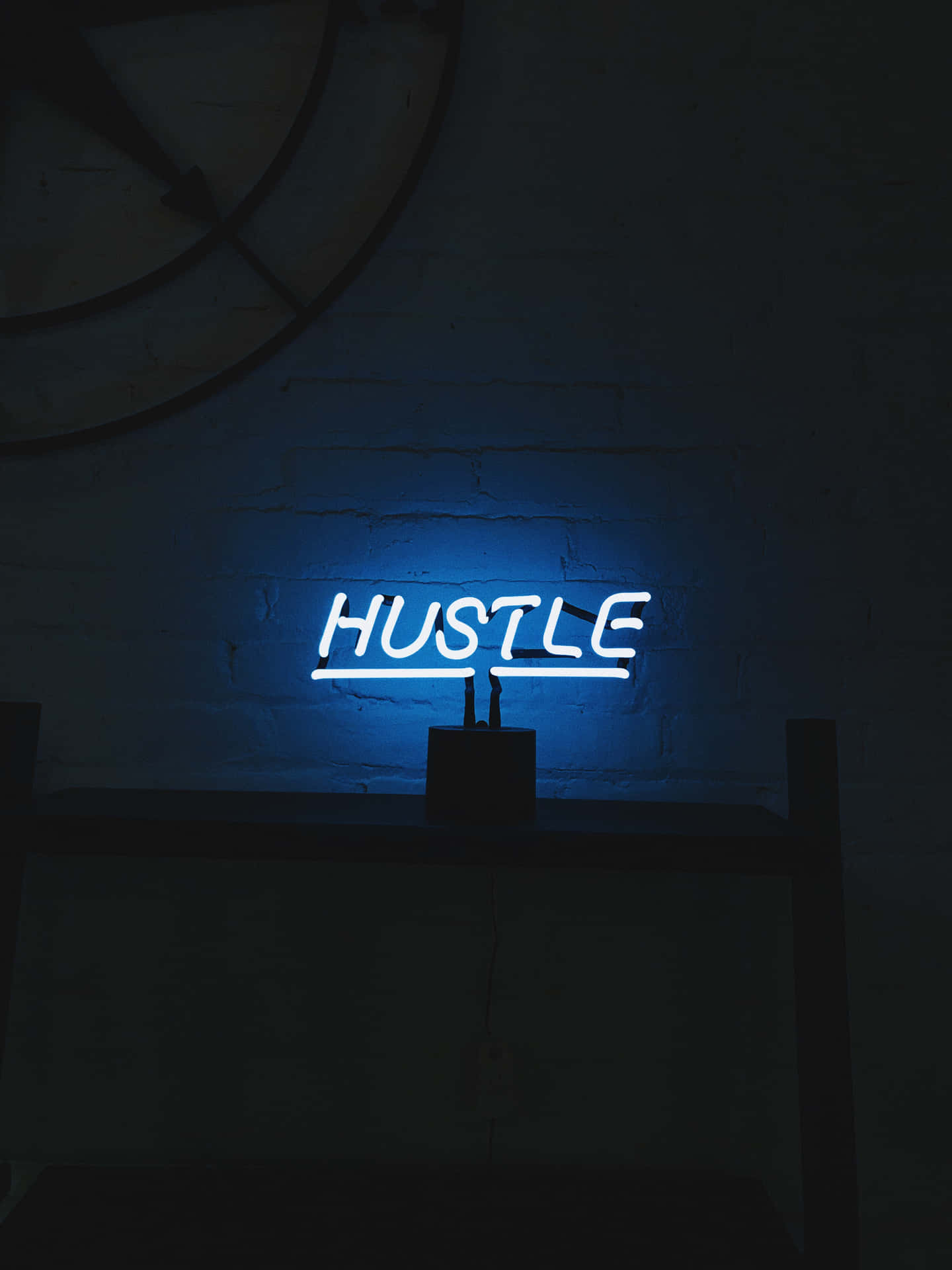 En blå neon skilt med ordet hustle på det. Wallpaper