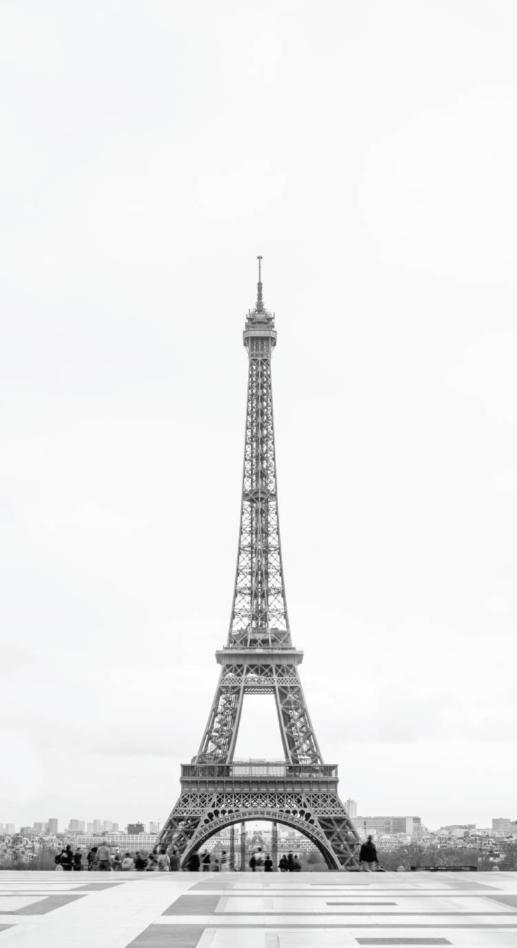 Hvid Himmel Med Eiffeltårnet Iphone Wallpaper