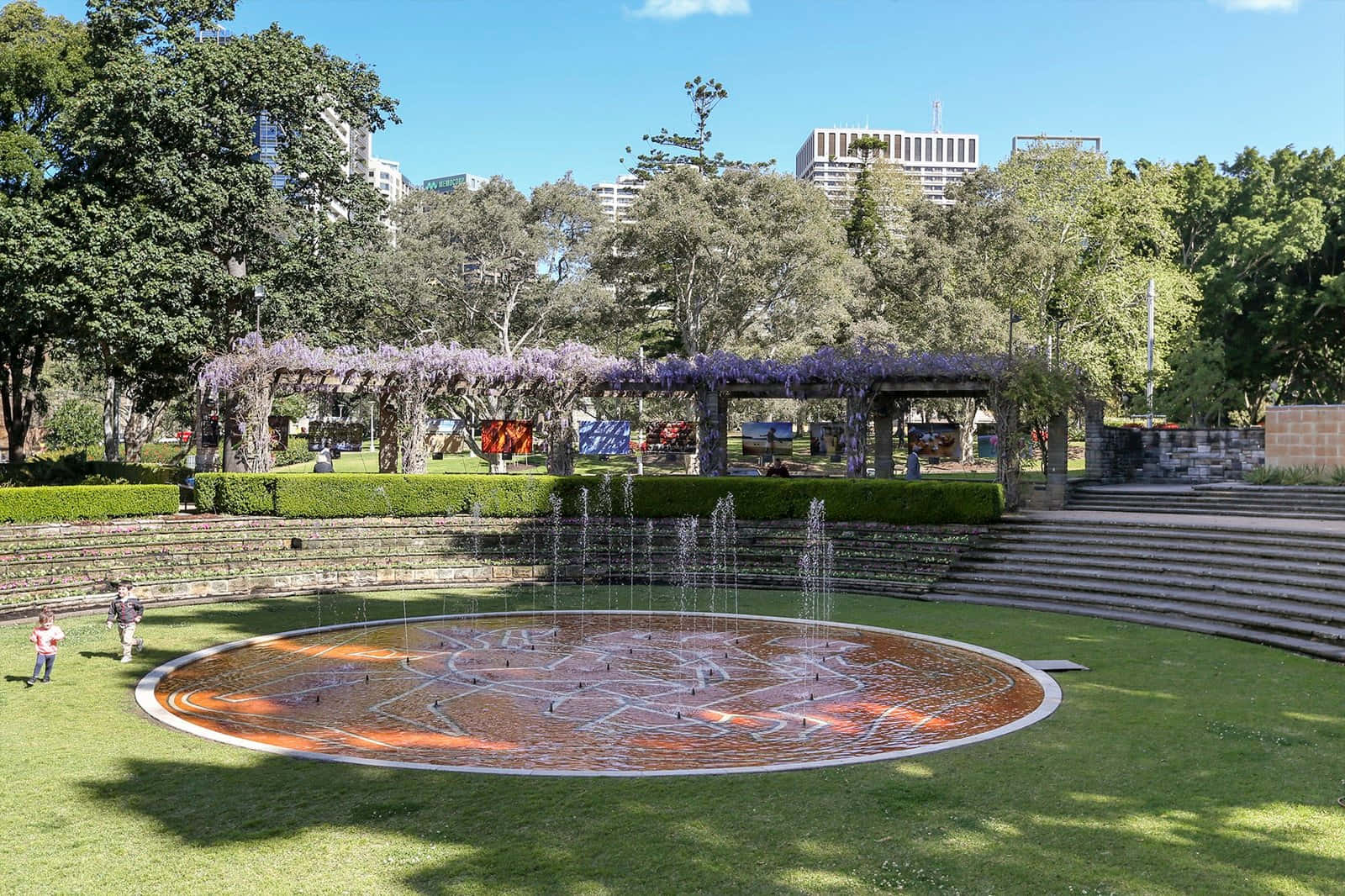 Hyde Park Sydney Fountainand Wisteria Pergola Wallpaper