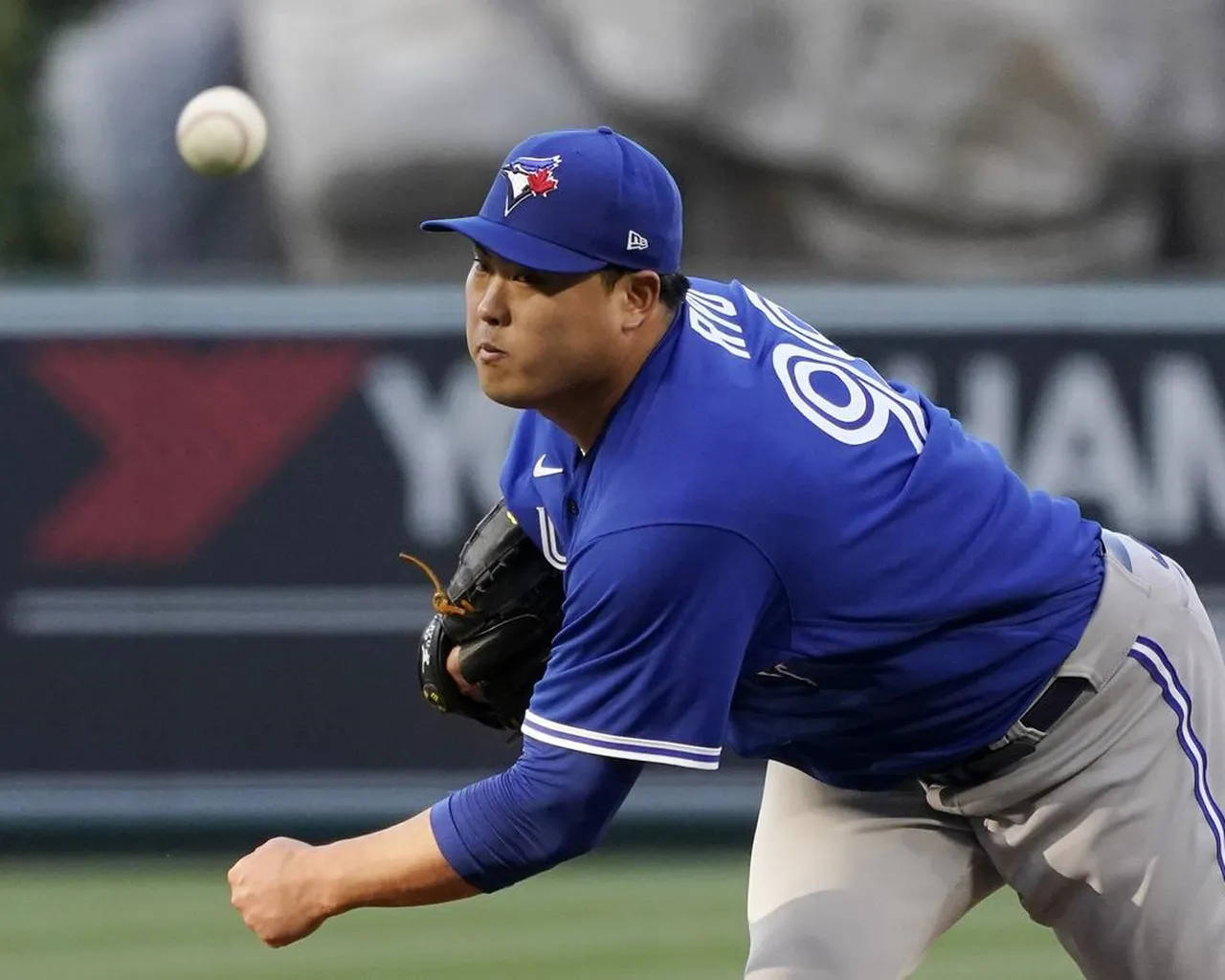 Hyunjin Ryu Lanciando Durante Una Partita. Sfondo