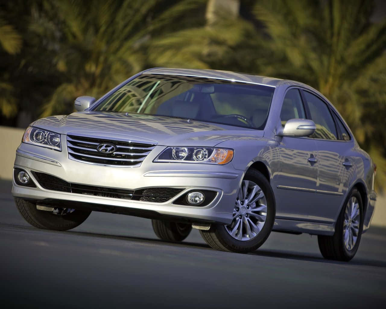 Fondode Pantalla: Deslumbrante Hyundai Azera En Movimiento En Una Pintoresca Carretera Fondo de pantalla