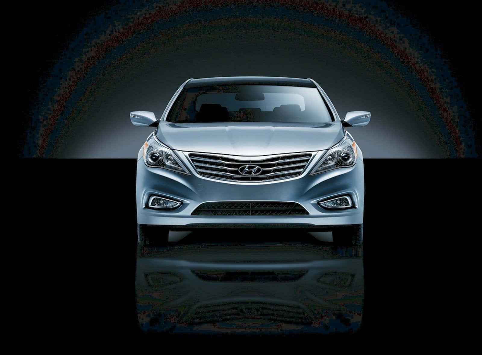 Hyundaiazera Elegante En Movimiento. Fondo de pantalla