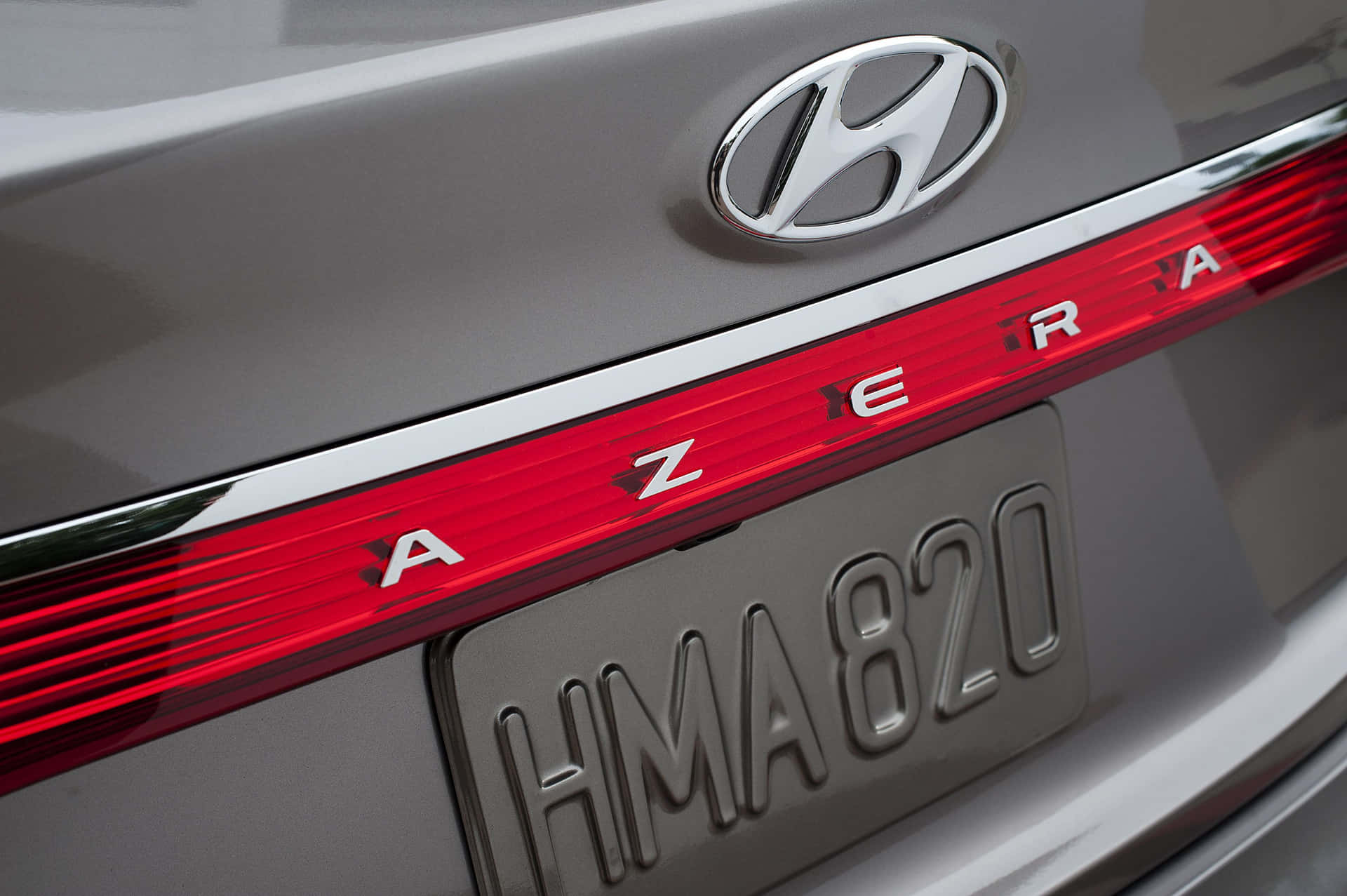 Elegantey Sofisticado Hyundai Azera En Un Paisaje Pintoresco. Fondo de pantalla