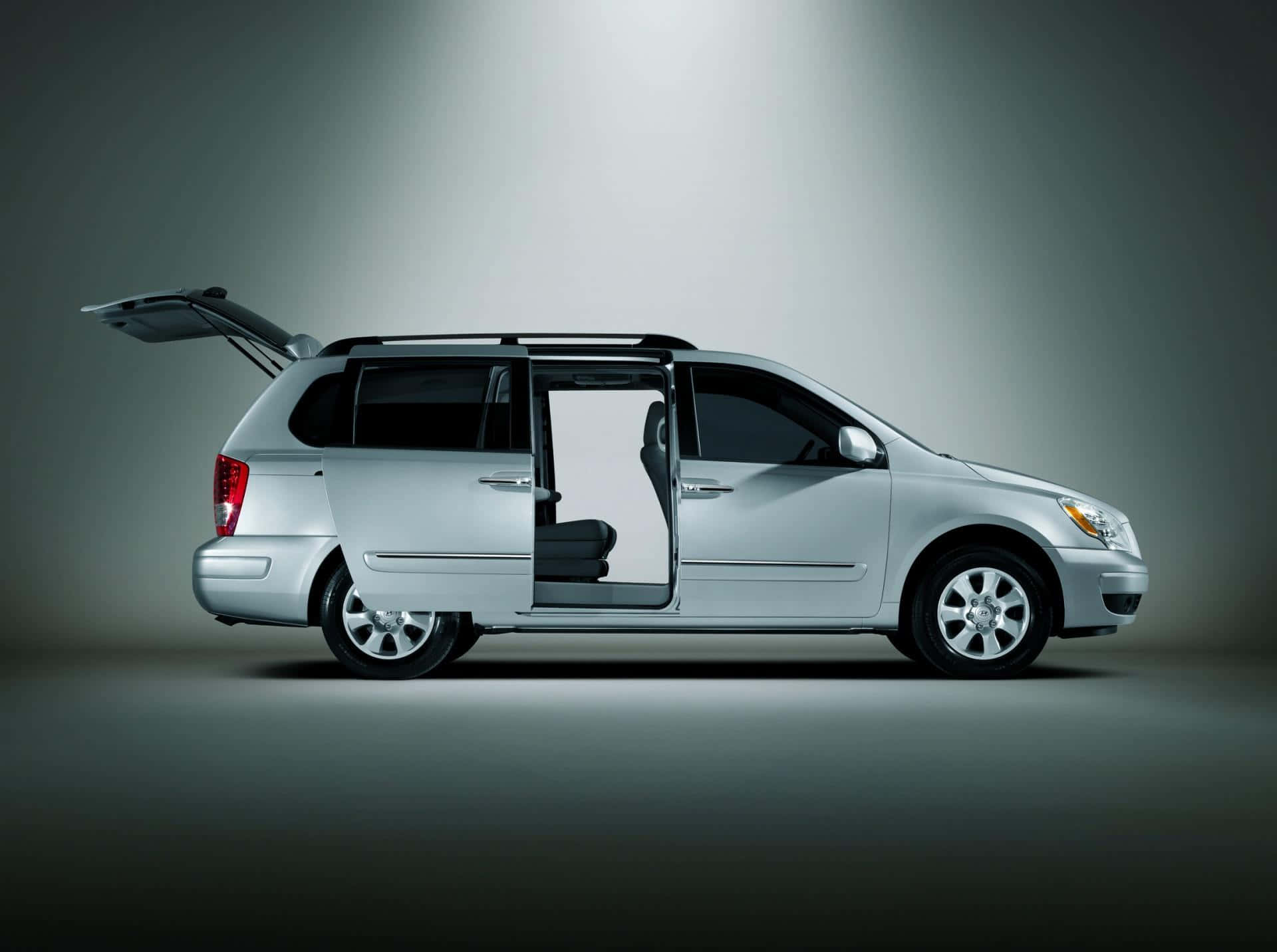 Stylish Hyundai Entourage Minivan Wallpaper