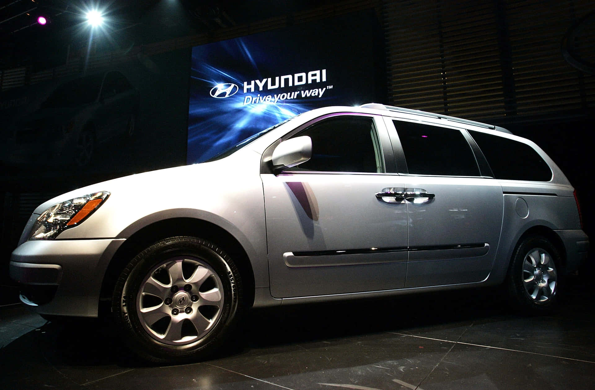 #=Hyundai Entourage Minivan on the Highway=# Wallpaper