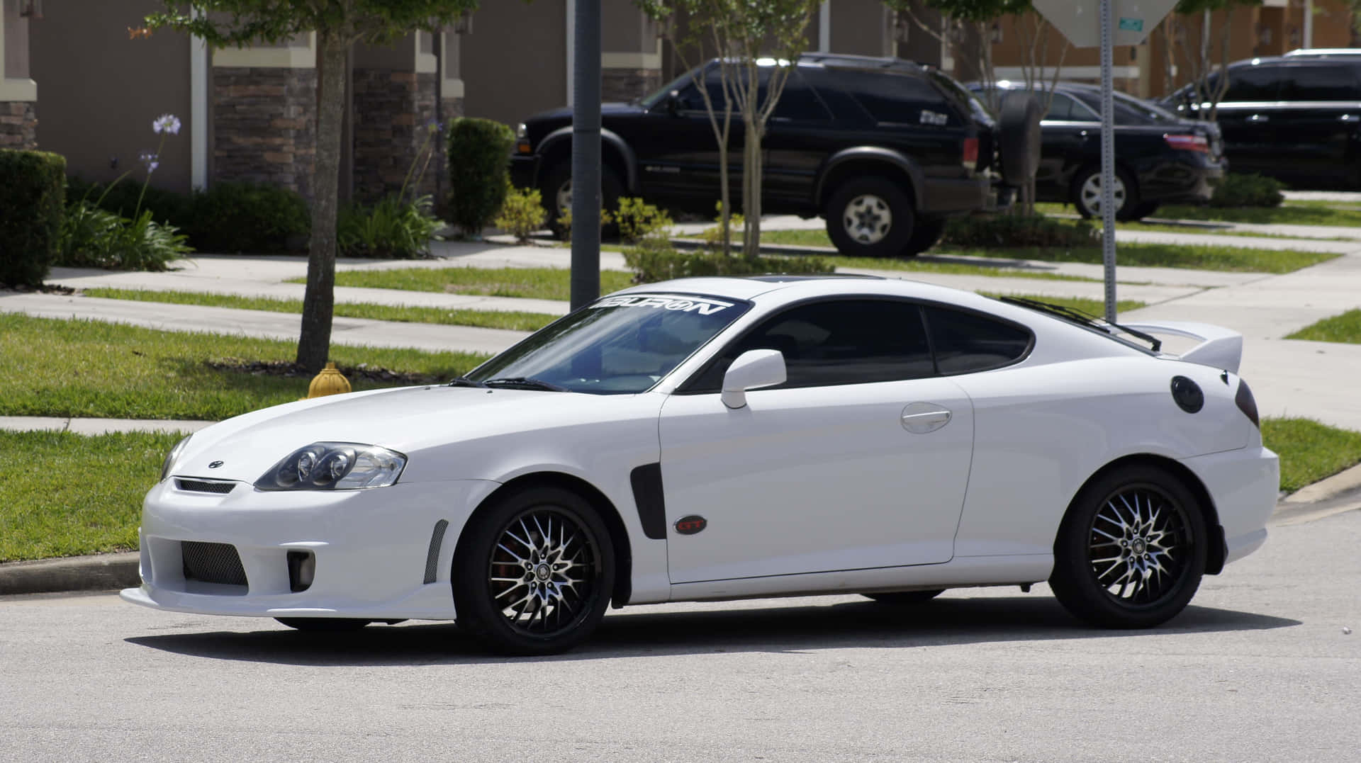 Elegantehyundai Tiburon Coupé Deportivo En La Carretera Fondo de pantalla