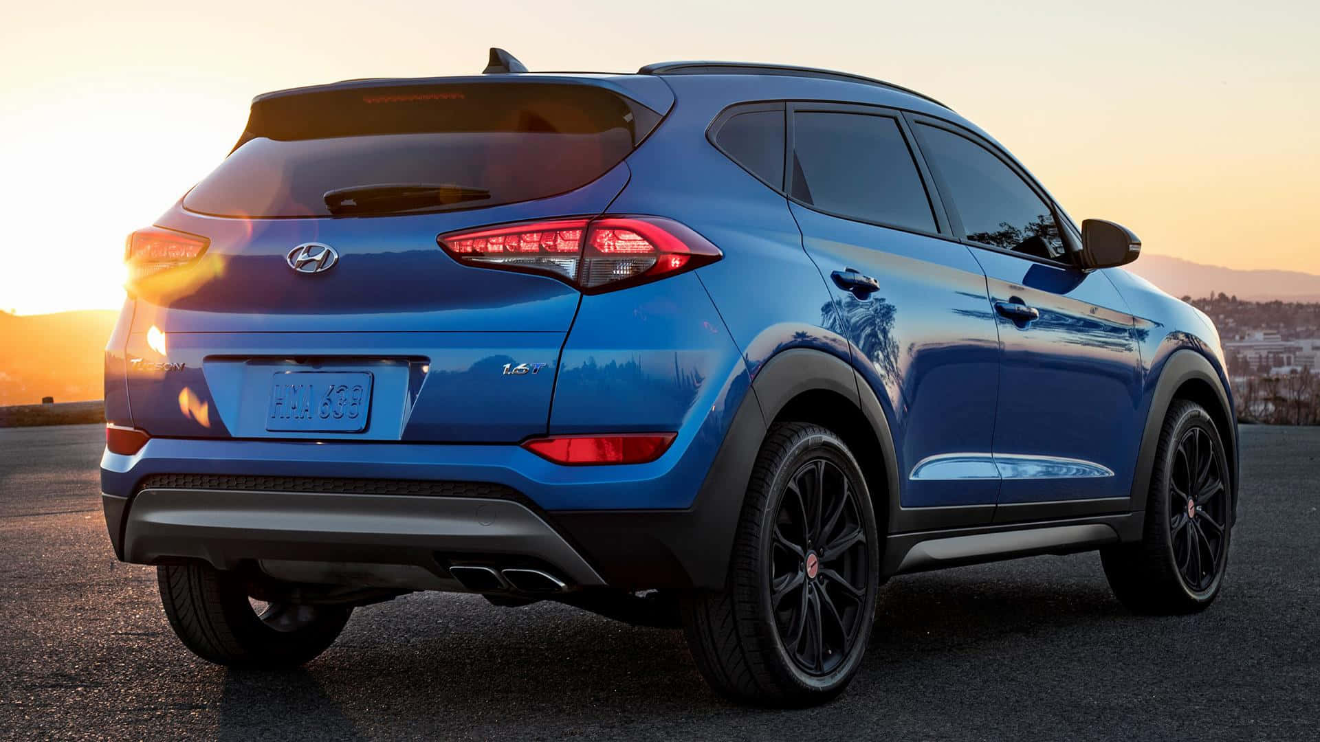 Sleek and Modern Hyundai Tucson on a Scenic Drive Wallpaper