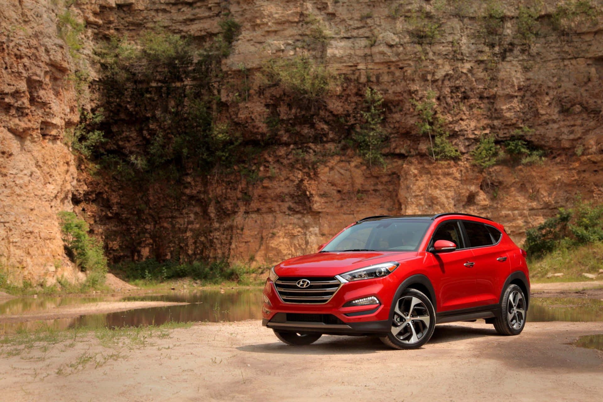 Sleek Hyundai Tucson on the Go Wallpaper