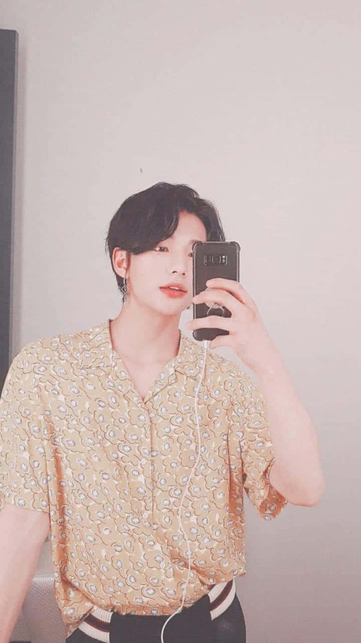 South Korean Celebrity Hyunjin Selfie With Soft Filter Wallpaper