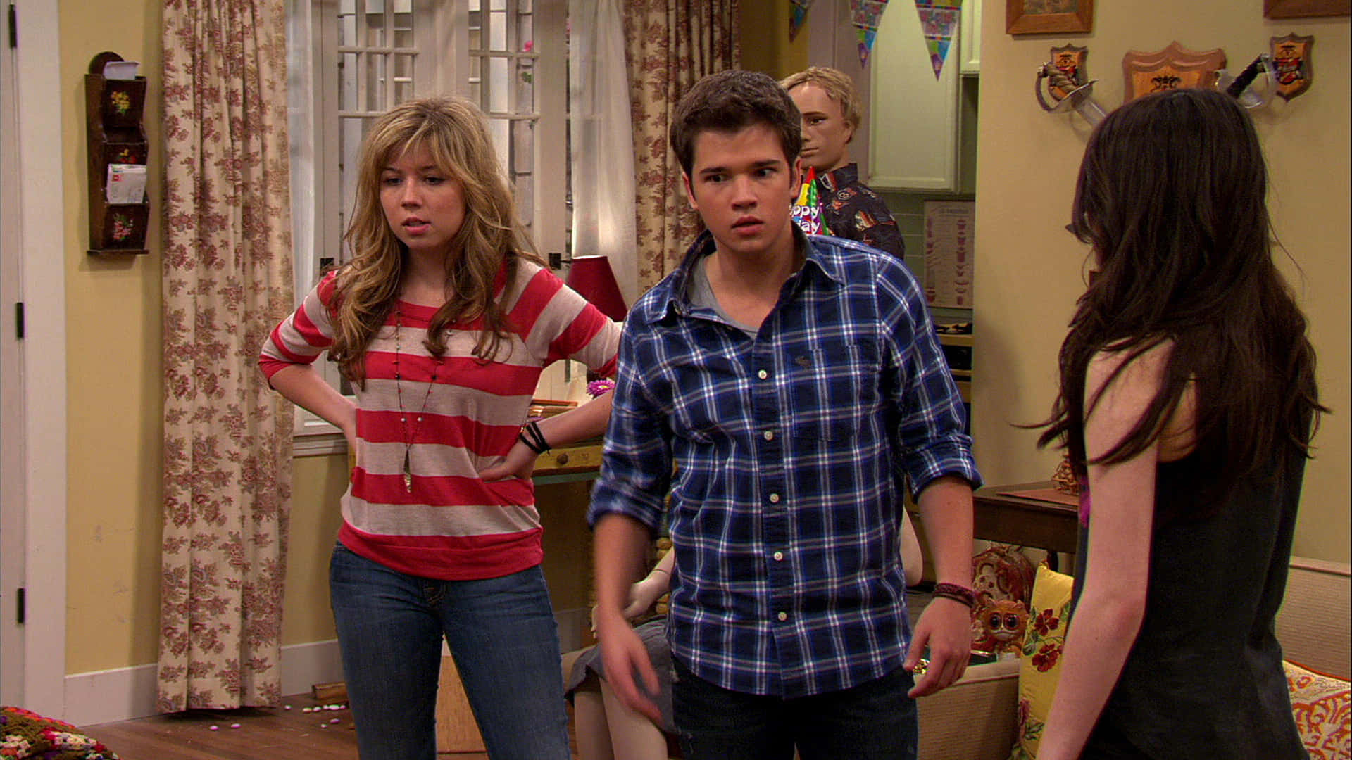 I Carly_ Trio_ Shocked_ Expression Wallpaper