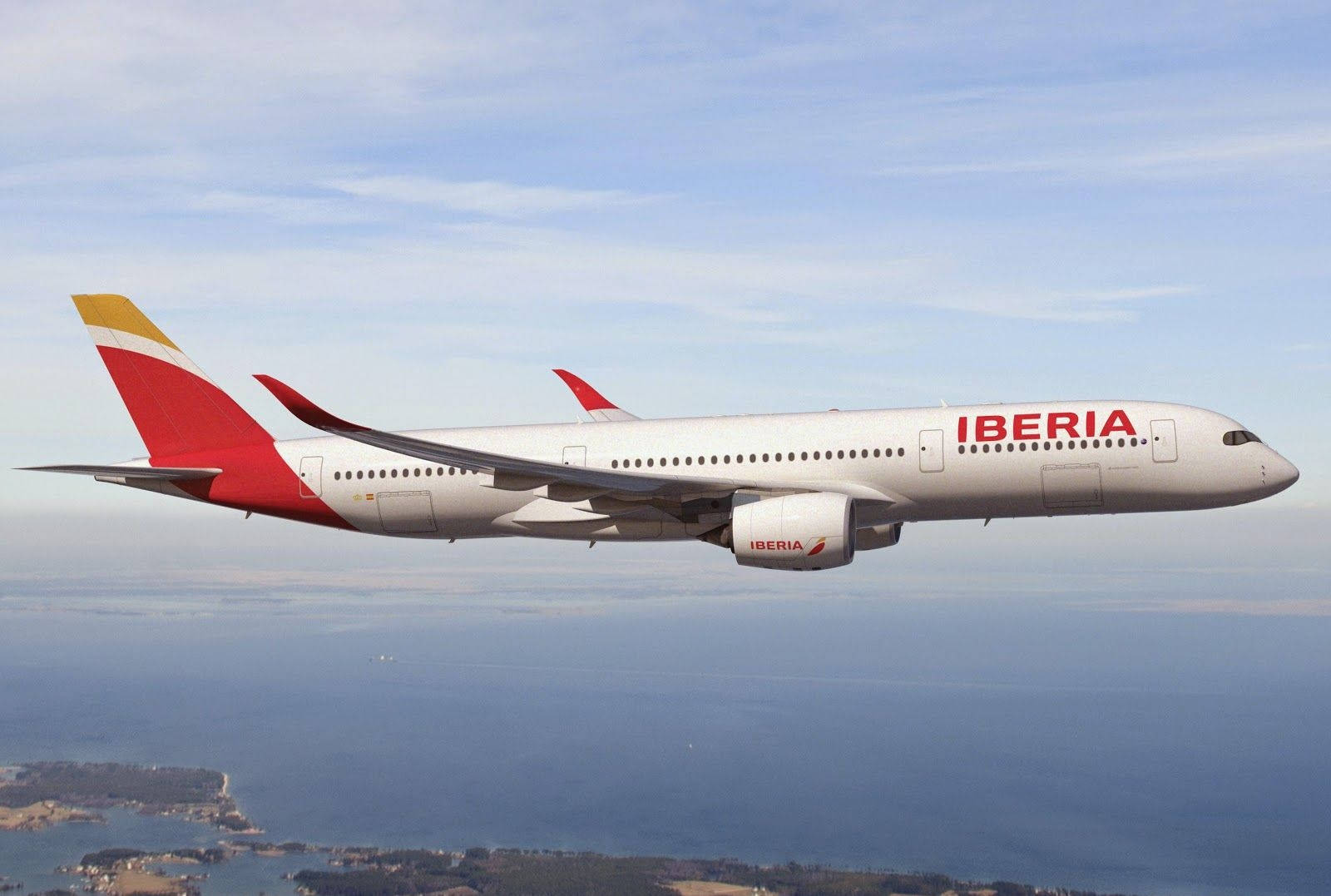 Aviónde Iberia Airlines Volando Sobre El Océano Fondo de pantalla