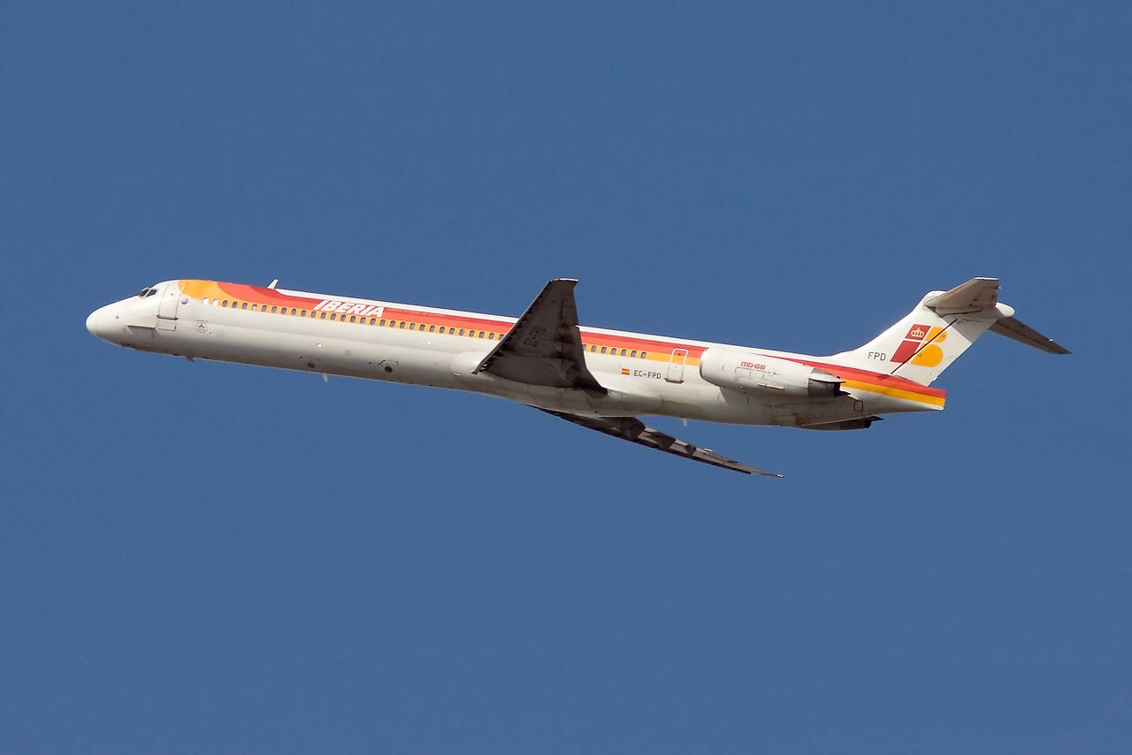 Aviónde Iberia Airlines Volando En Un Cielo Azul Despejado. Fondo de pantalla