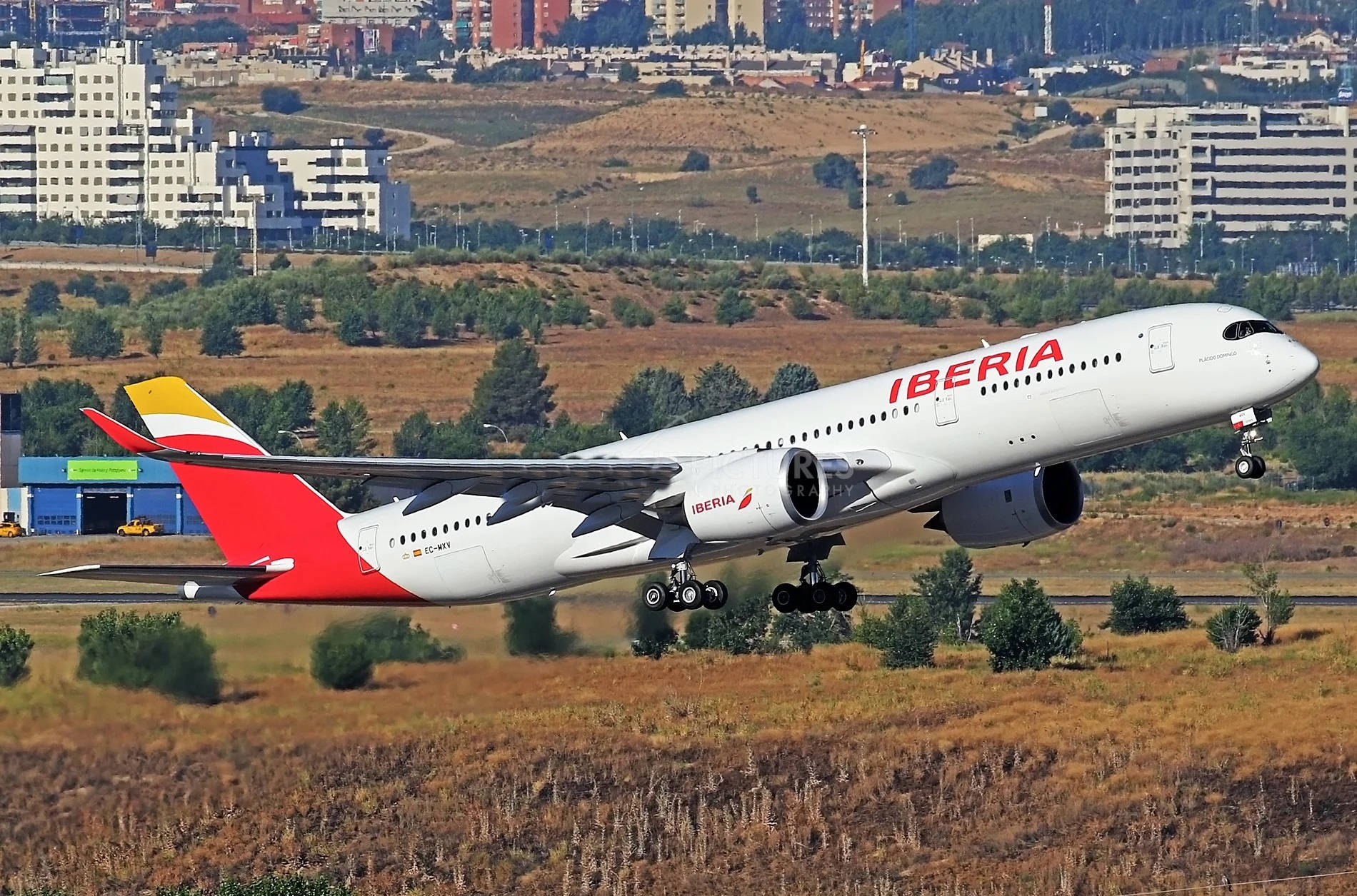 Aviónde Iberia Airlines Volando Hacia Arriba. Fondo de pantalla