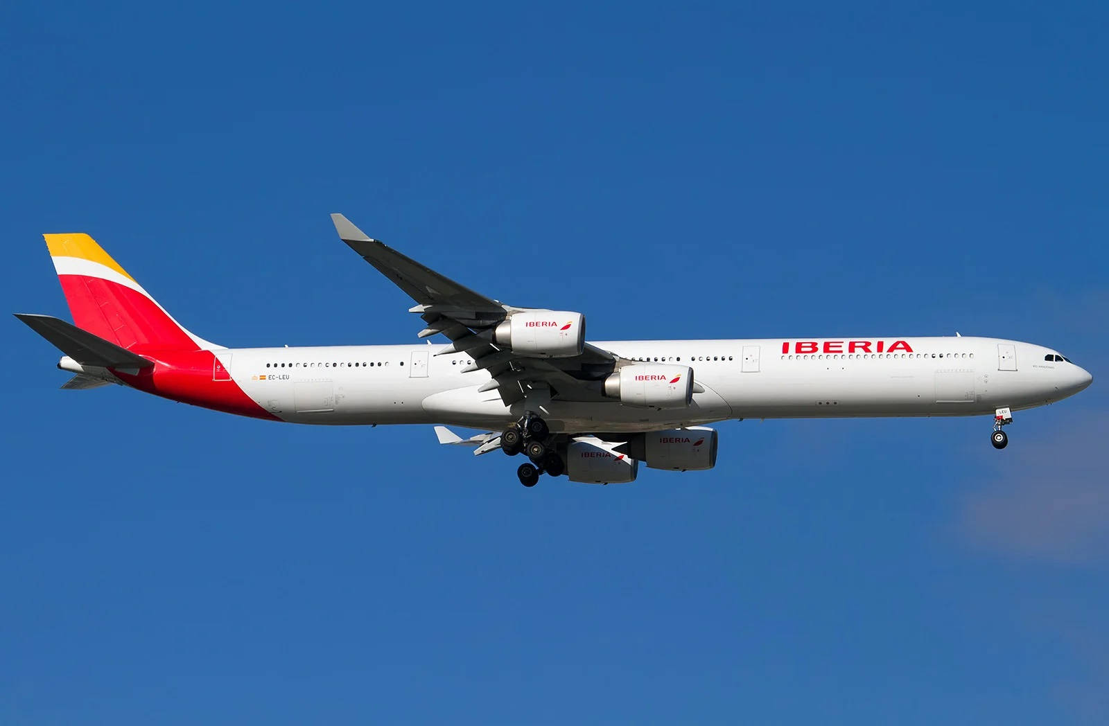 Vistalateral De Un Avión De Iberia Airlines Fondo de pantalla