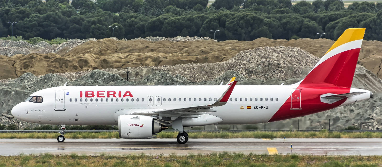 Aviónde Iberia Airlines Vista Lateral En La Pista De Despegue Fondo de pantalla
