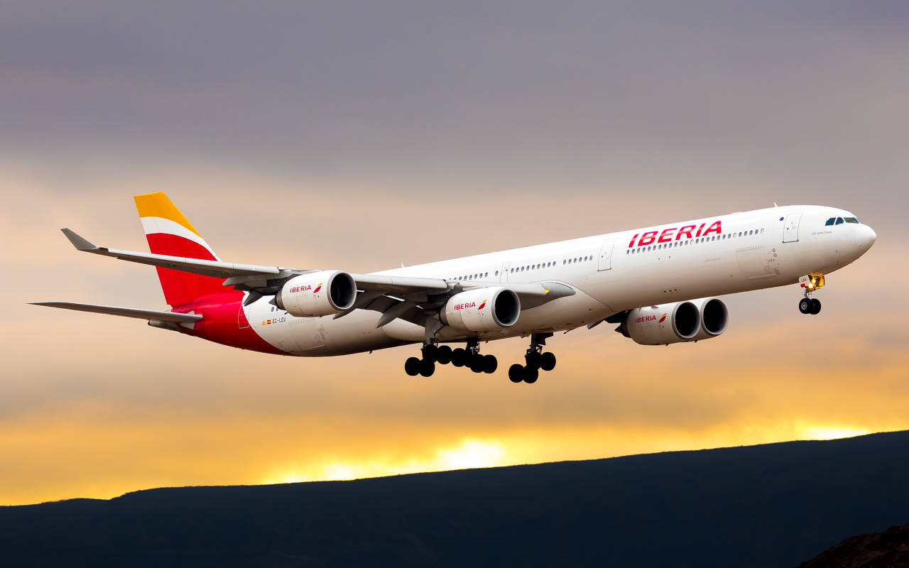 Iberiaairlines Flugzeugstart Bei Sonnenuntergang Wallpaper