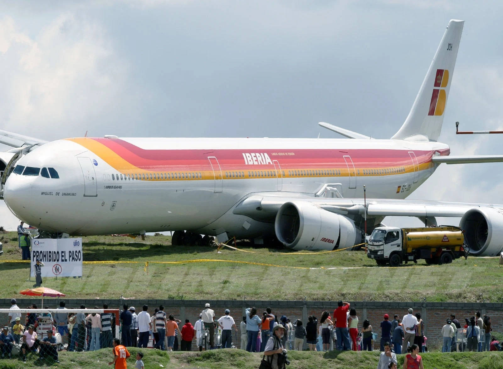 Iberia Airlines Crashed Airplane With Curious Crowd Wallpaper