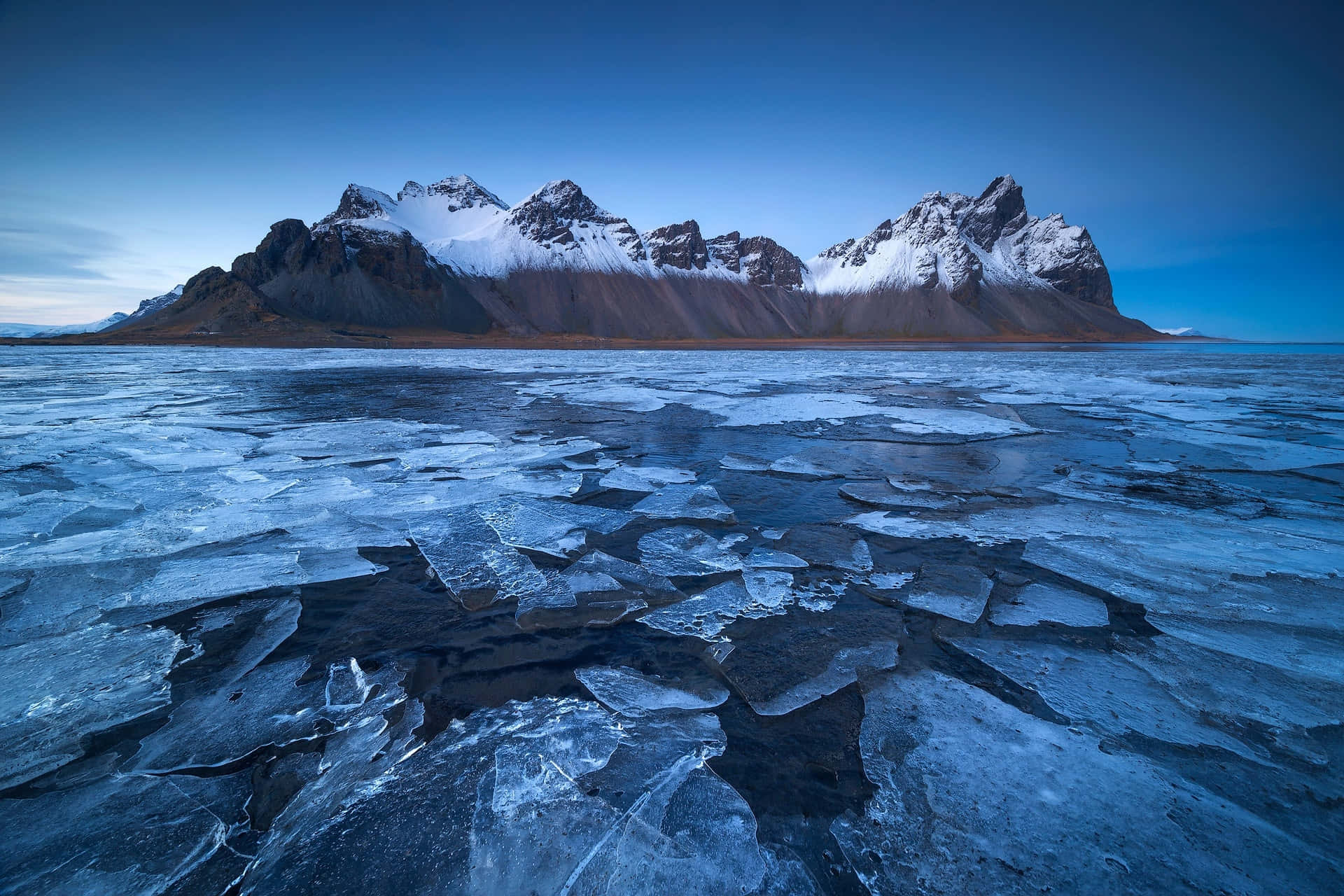Icebergsy Montañas En El Agua