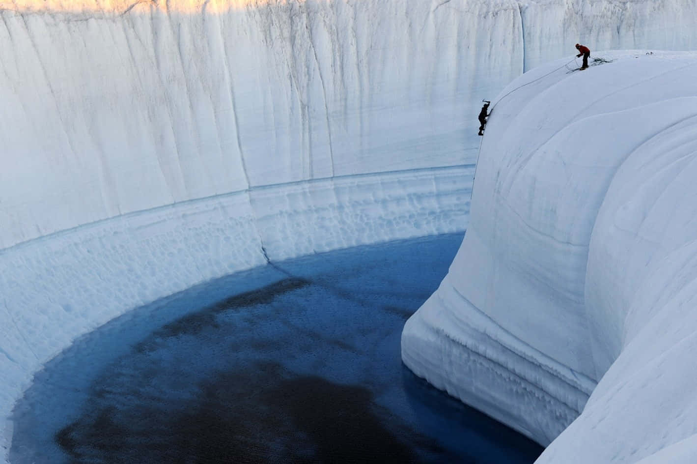 #: Adventurous ice climber ascending a massive ice wall Wallpaper