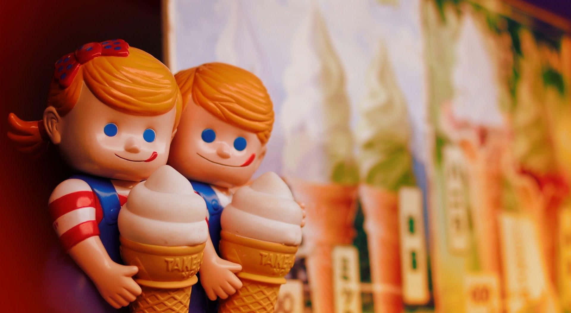 Ice Cream Couple Toy Figurines Wallpaper