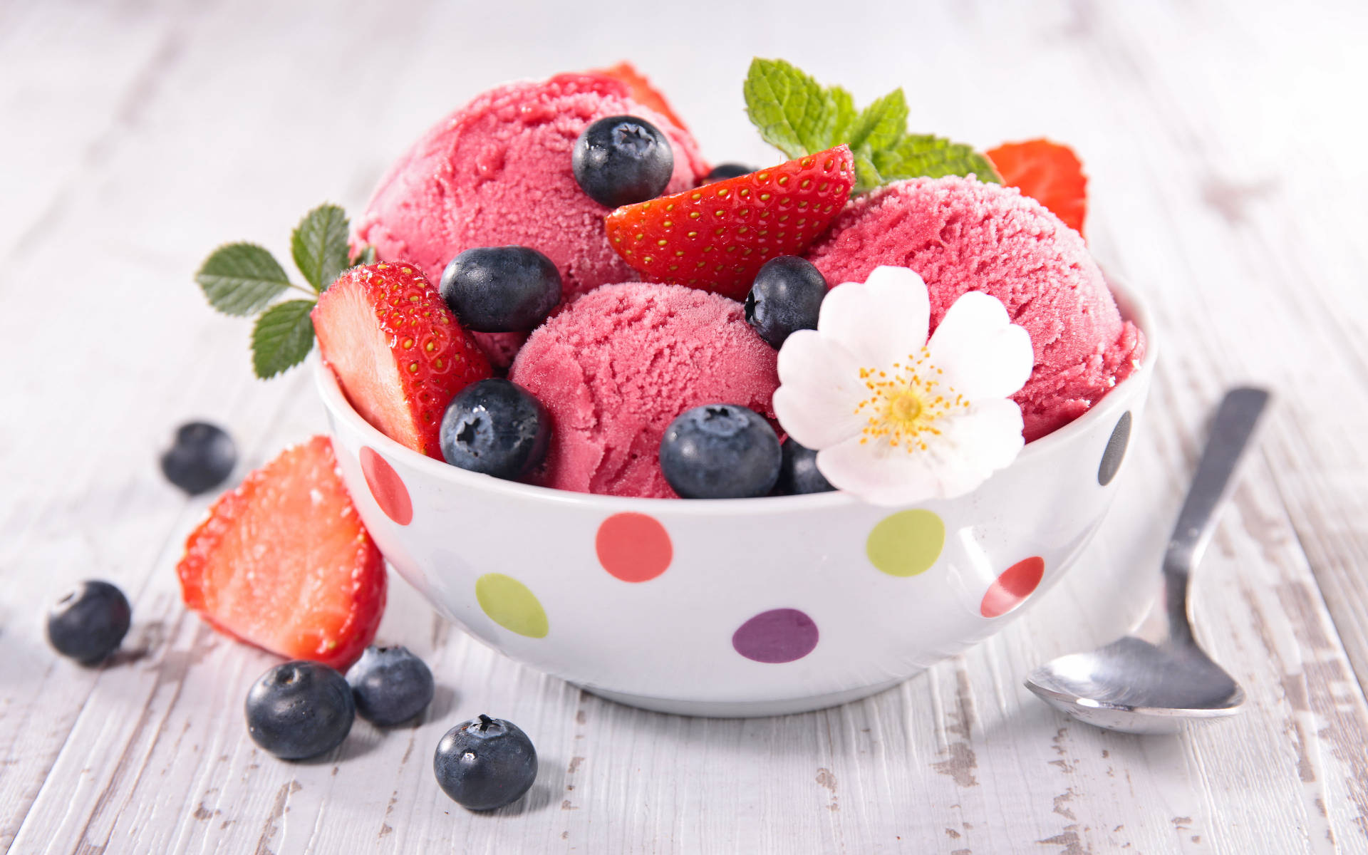 Ice Cream With Berries Wallpaper