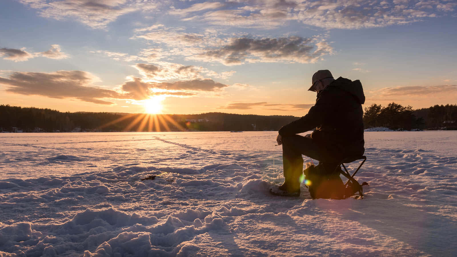 Untranquilo Escenario De Pesca En Hielo En Un Lago Congelado. Fondo de pantalla