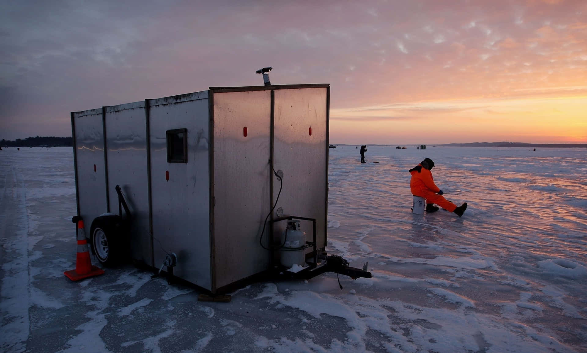 Pescaen Hielo En Un Lago Congelado Fondo de pantalla