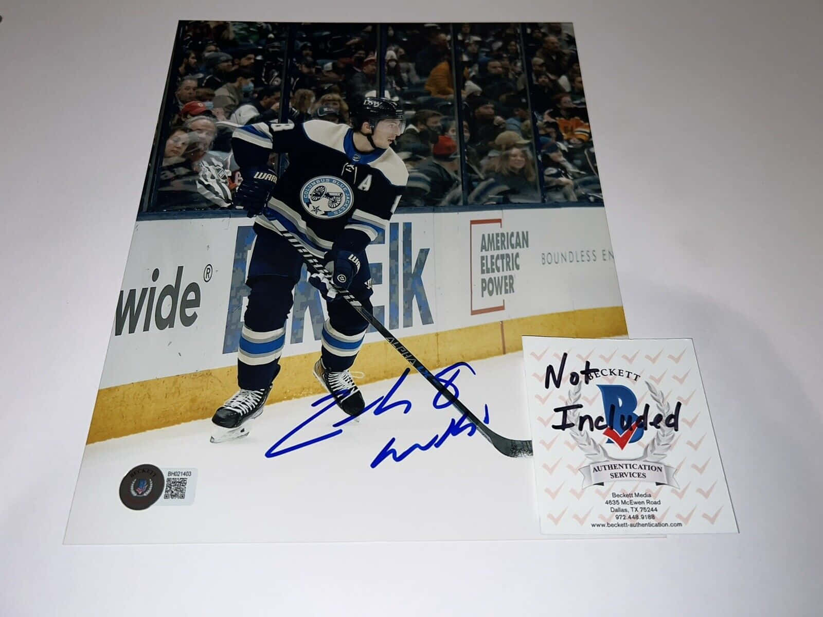 Ice Hockey Autograferede Zachary Werenski Puck blinkende på skærmen Wallpaper