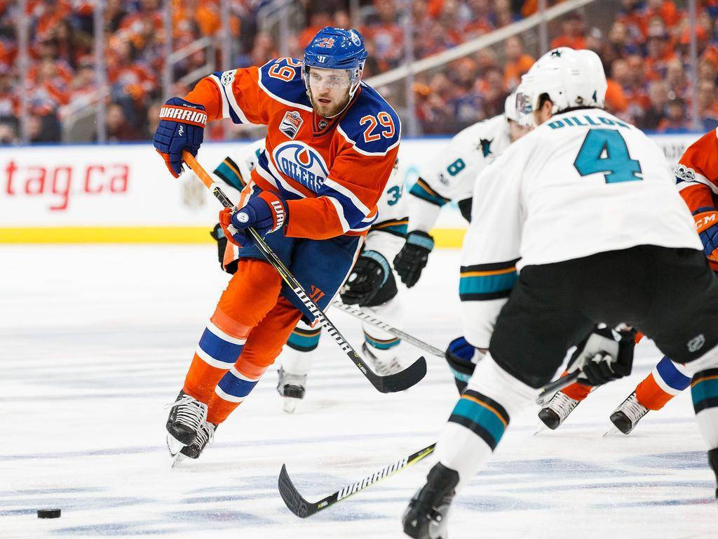 Partidode Hockey Sobre Hielo Edmonton Oilers Leon Draisaitl Fondo de pantalla