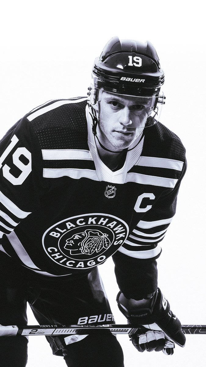 Jonathantoews In Azione - Campione Di Hockey Su Ghiaccio E Giocatore Numero 19 Per I Blackhawks. Sfondo