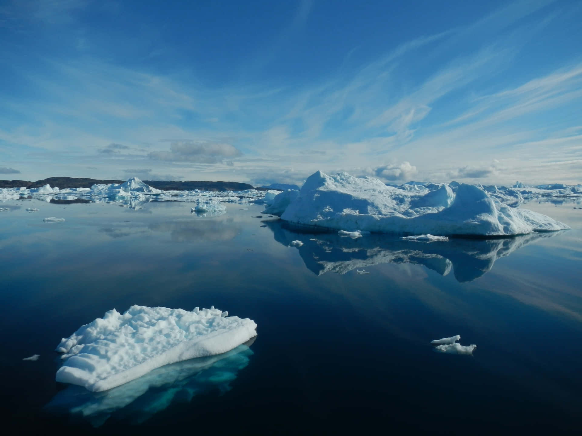 Eisberge,die Im Wasser Treiben, Mit Einem Blauen Himmel