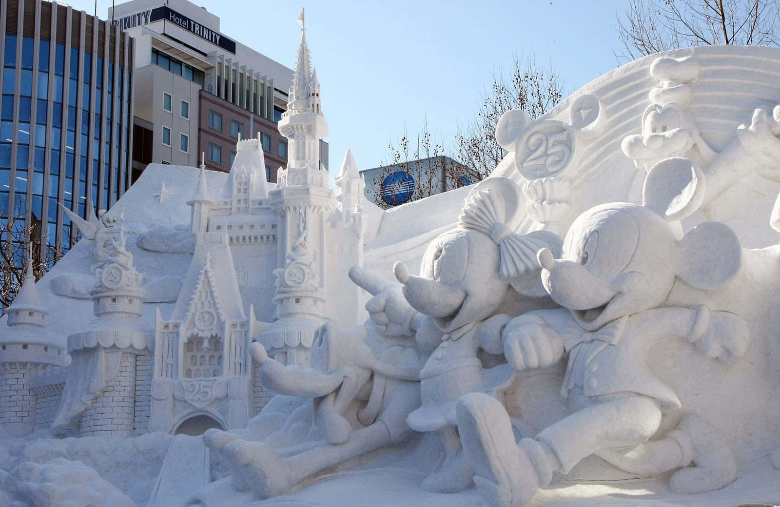 Dazzling Masterpiece: Intricate Ice Sculpture Wallpaper