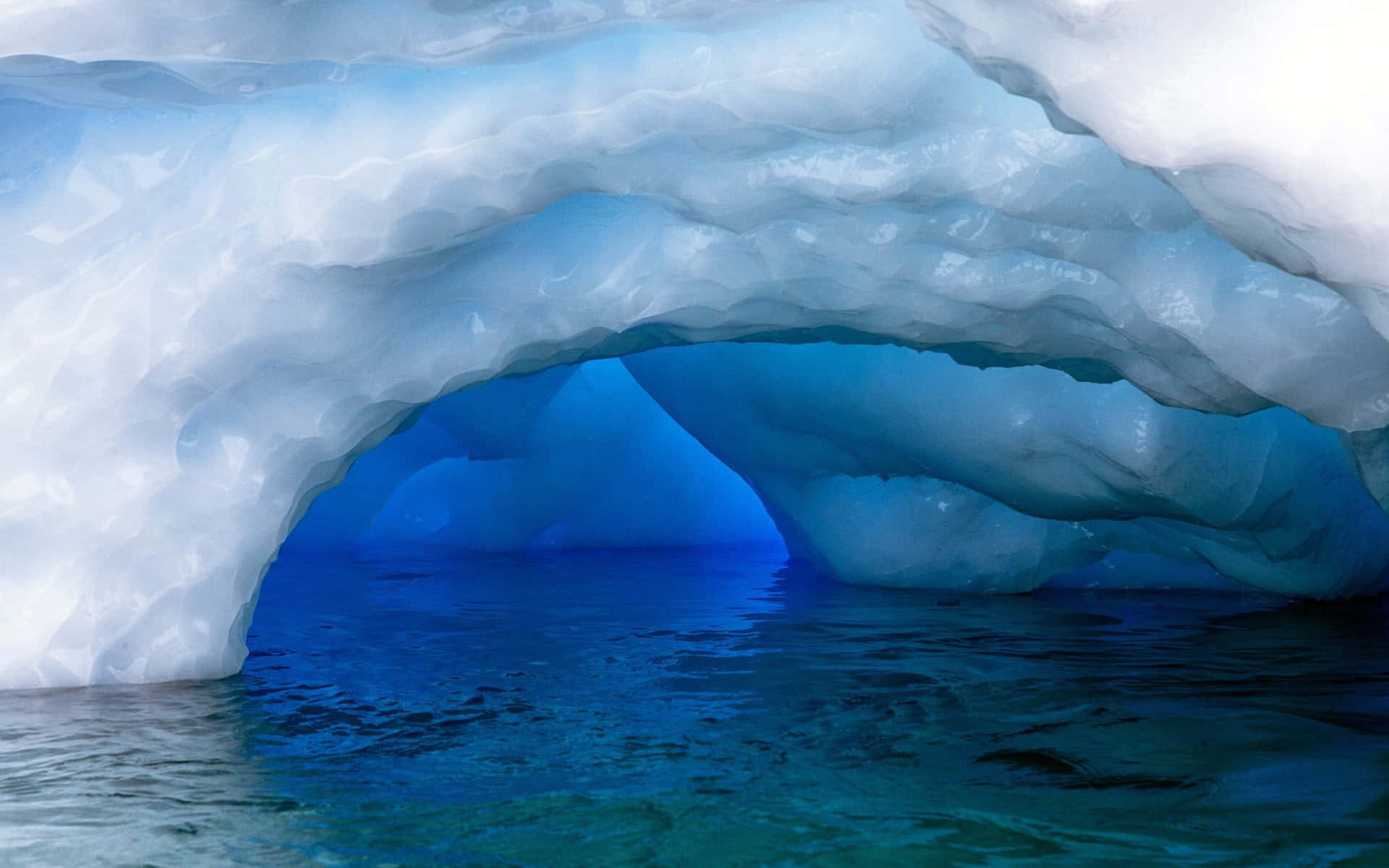 Icebergmajestuoso En Aguas Prístinas. Fondo de pantalla