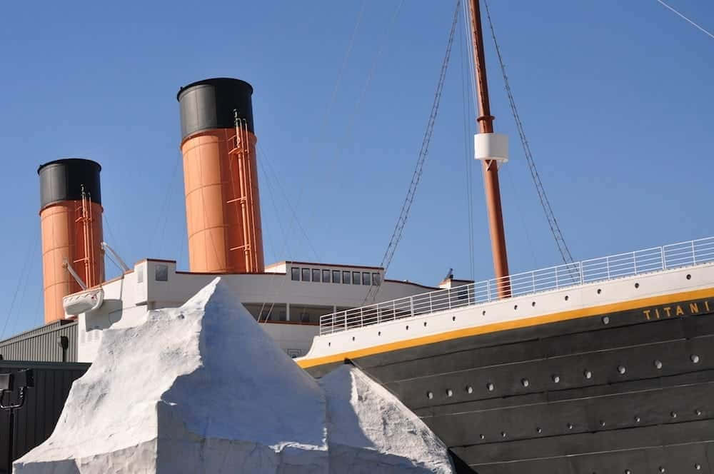 Iceberg And Rms Titanic Museum Background