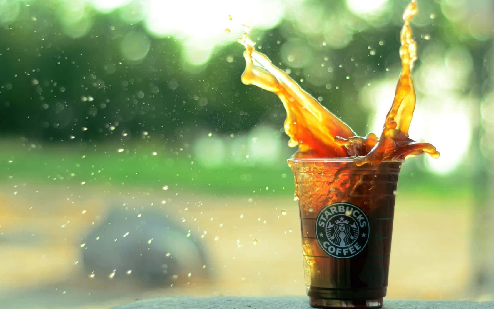 Caffèghiacciato Di Starbucks Versando Acqua