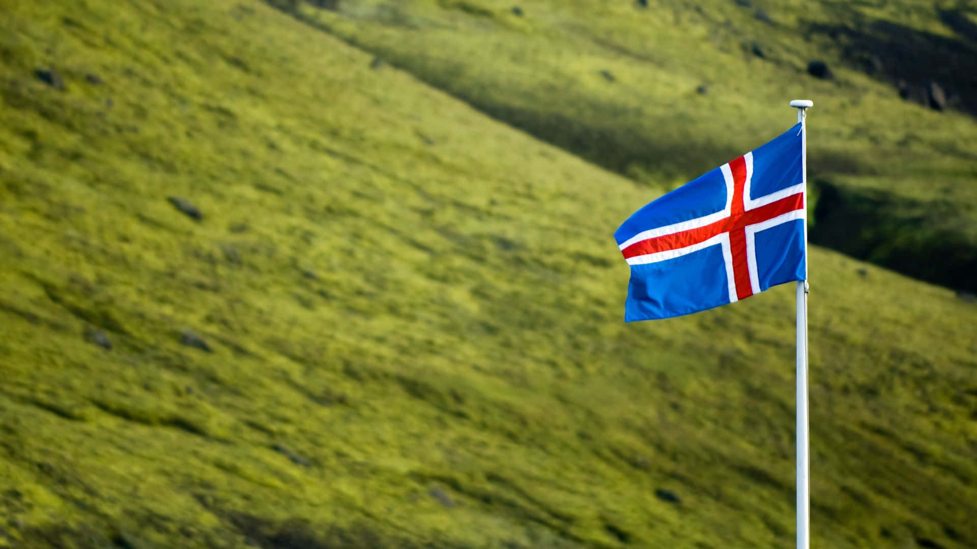 Flygtigeskyer Svævende Over Malerisk Landskab I Island.