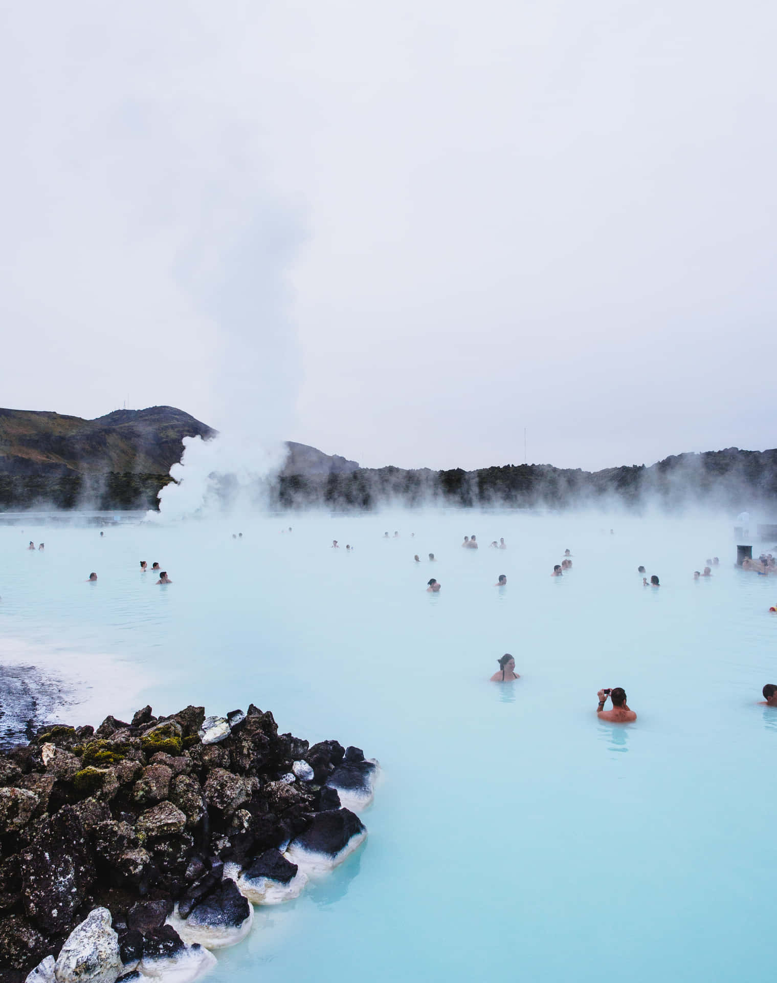 Icelandia,laguna Azul Con Aguas Termales Con Turistas Fondo de pantalla