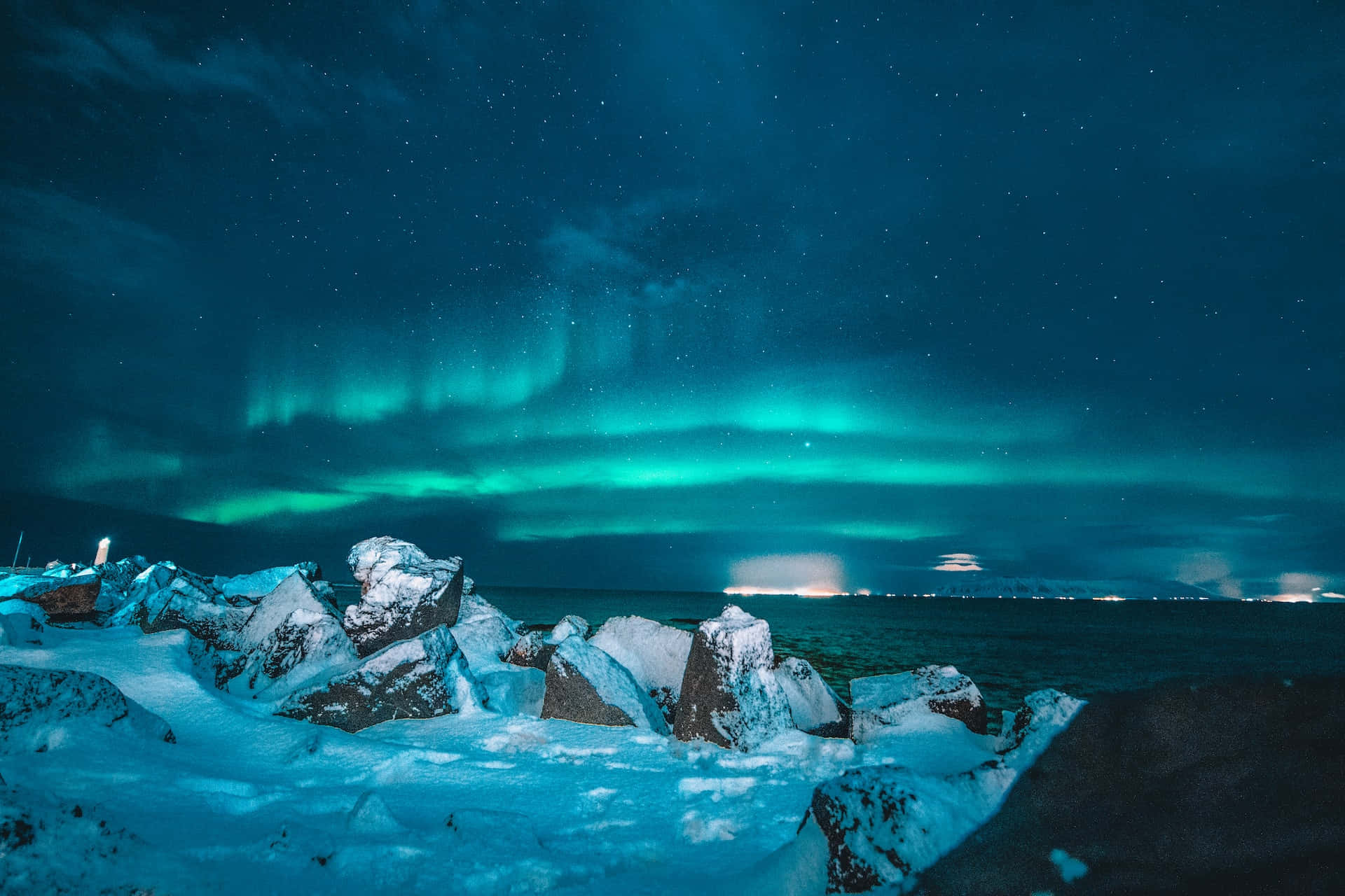 Smuk udsigt af et iskoldt islandsk dal Wallpaper