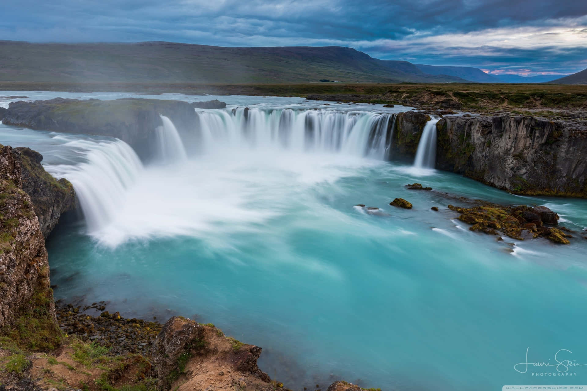 Disfrutandode La Impresionante Maravilla Natural De Islandia Fondo de pantalla
