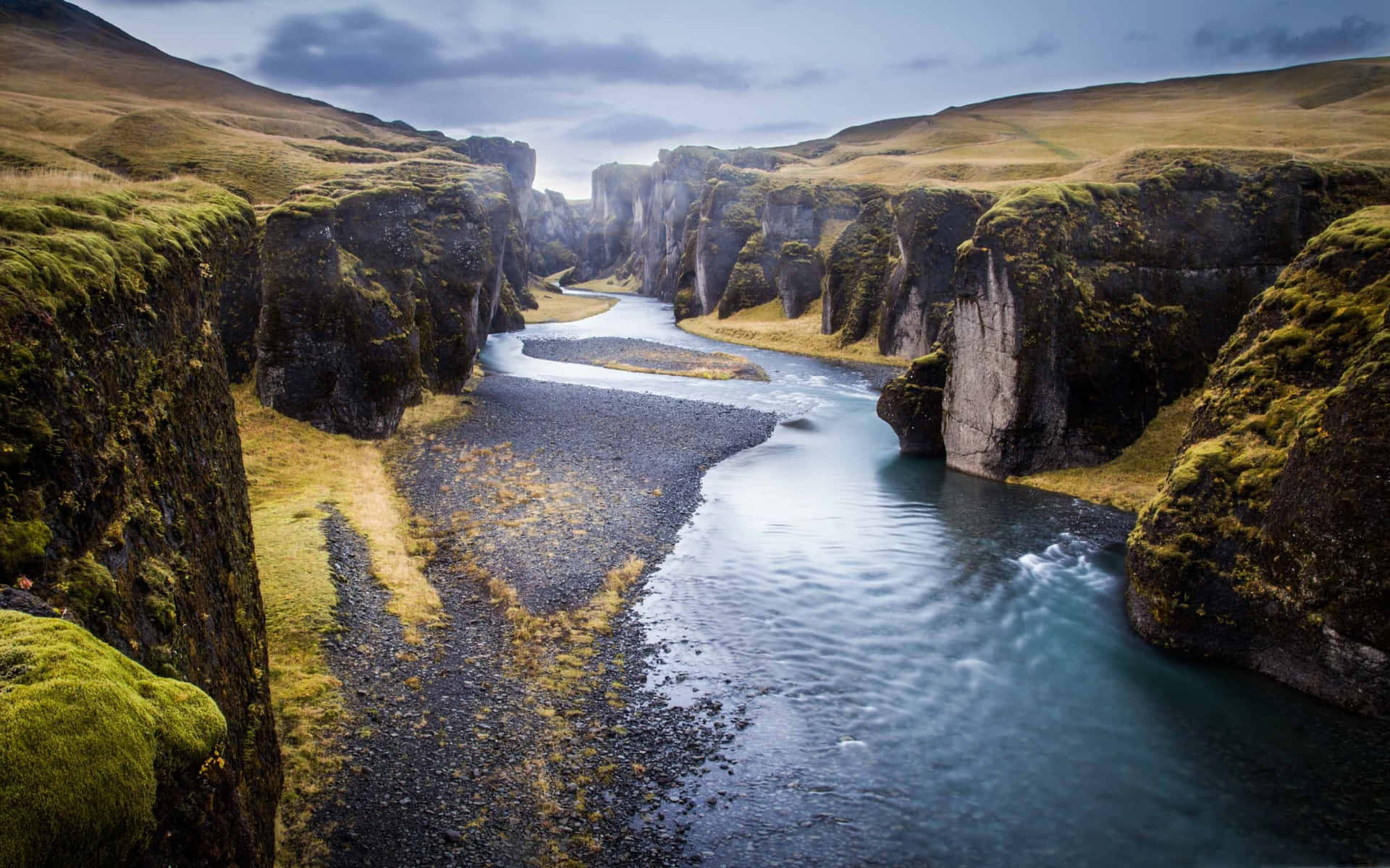 Fondode Pantalla De Un Río En El Cañón De Islandia. Fondo de pantalla