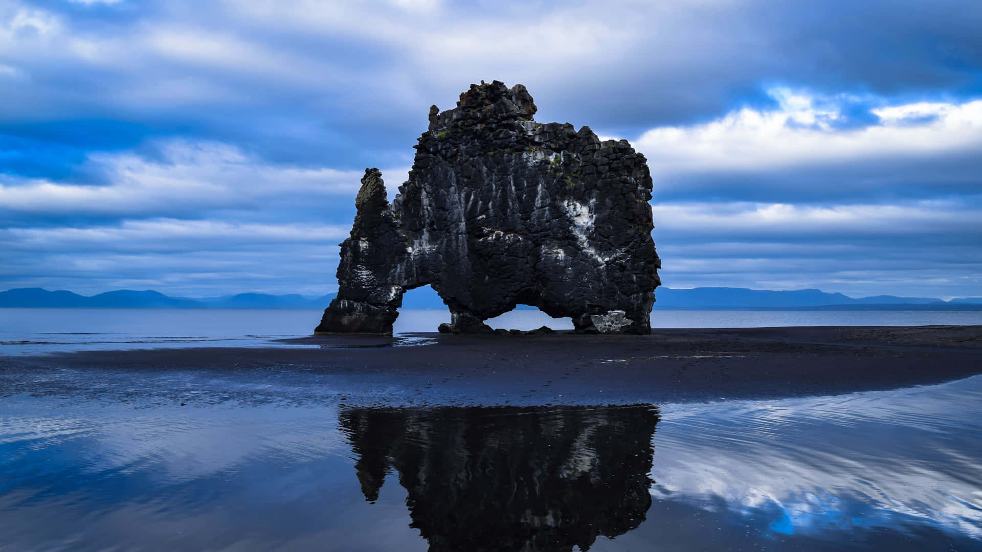 Sfondoper Il Desktop: Formazione Rocciosa In Islanda Sfondo