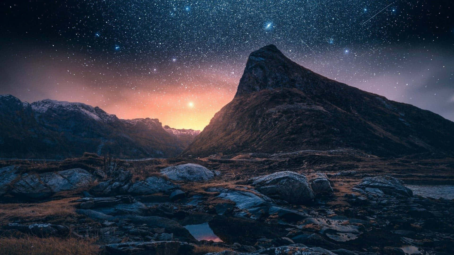 Montañasbajo Las Estrellas En Islandia De Escritorio. Fondo de pantalla