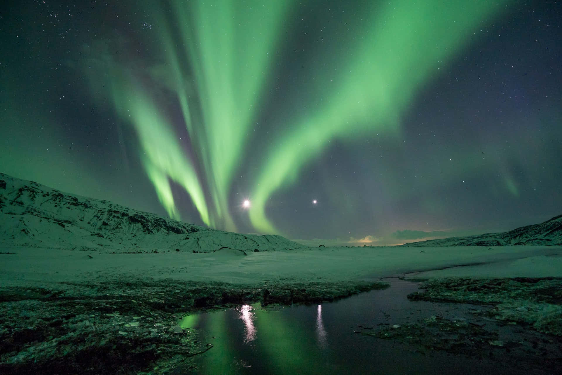 Sienteel Poder De La Naturaleza Desde La Escarpada Costa De Islandia. Fondo de pantalla